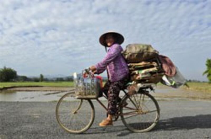 Một phụ nữ ngọai thành Hà Nội trong cuộc mưu sinh. AFP photo 