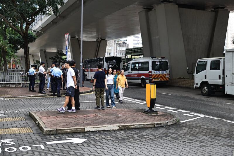 香港警方在“47人案”前的周末起，已在法院外加强警力。(陈子非提供)