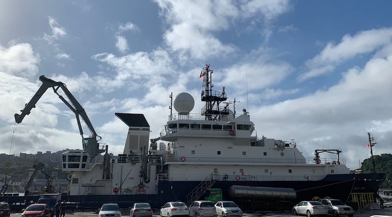 美国海军科学研究船“莎莉莱德号”停靠台湾基隆港。（林姓民众提供）