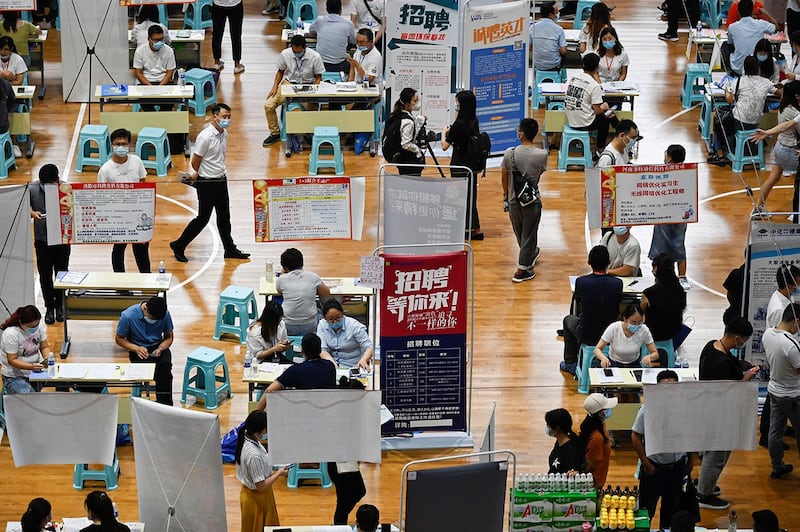 资料图片：求职者在河南省郑州参加招聘会。（法新社）