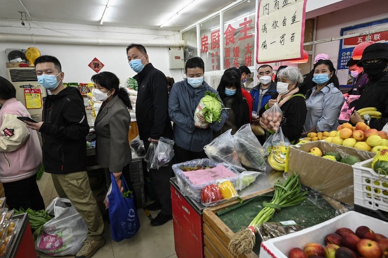 People buy food at a grocery store in Beijing, May 12, 2022. Credit: AFP