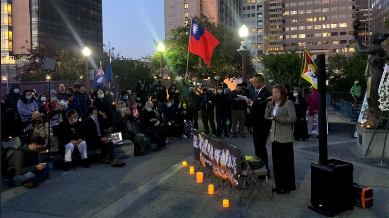 2021年6月3日，社会各界、各族裔人士身着深色服装，聚集在旧金山唐人街花园角广场，举行了纪念六四事件32周年演讲及悼念集会。（孙诚拍摄/独家首发）