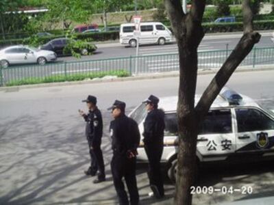 图片：警察在抽查过路的访民（志愿者）