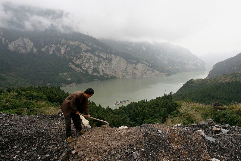 大量森林植被淹没在库区，水库释放的甲烷问题不可忽视。（路透社）