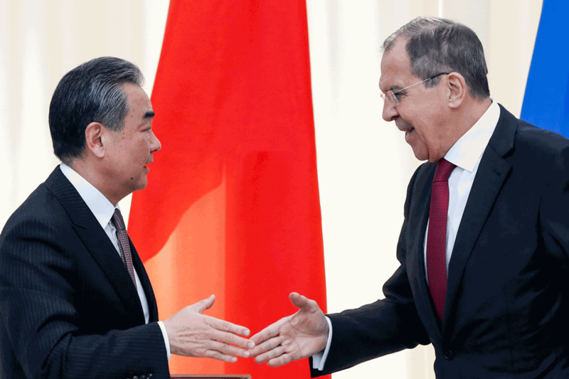 Hình minh họa. Ngoại trưởng Nga Sergey Lavrov (phải) bắt tay Bộ trưởng Ngoại giao Trung Quốc Vương Nghị tại Sochi, Nga hôm 13/5/2019