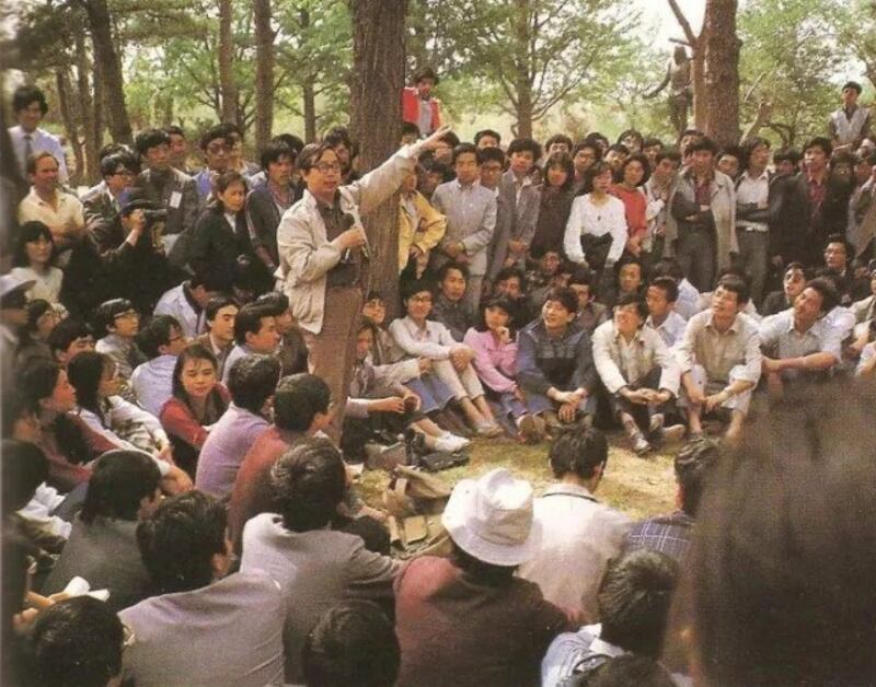 1988年5月4日，北京大学建校90周年，方励之在校园内向学生发表演讲。（网络图片）