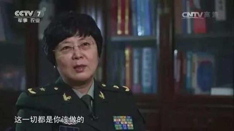 中国首席生化武器防御专家陈薇少将日前已经接管武汉四级病毒实验室。（视频截图/央视国防军事频道）