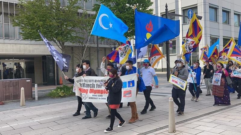 维吾尔族、蒙古族及藏族依次走在队伍前面，其后是香港人和日本国民。（志愿者提供/记者乔龙）