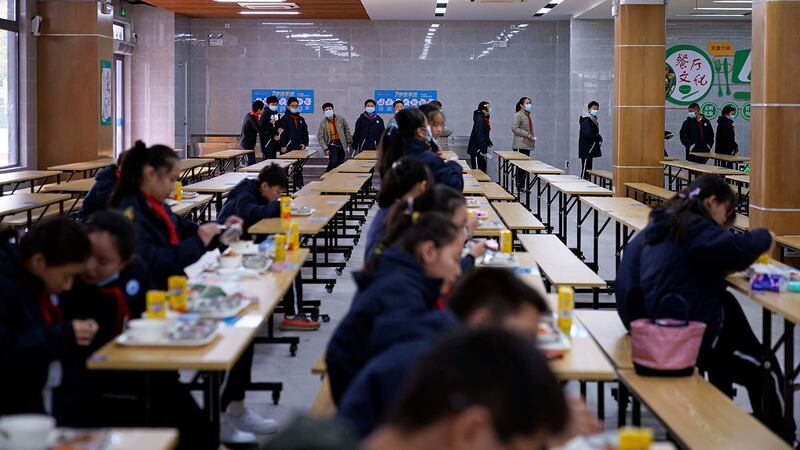 上海市闵行中学附属实验中学，学生们在餐厅吃午餐。（路透社）