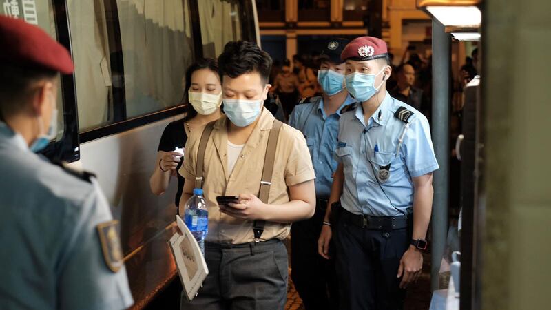 2020年6月4日，澳门民主派议员区锦新两个女儿被指“非法集会”遭警方扣查。（崔子钊独家提供）