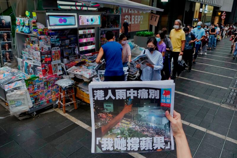 2021年6月24日香港民众排队购买最后一期《苹果日报》。（美联社）