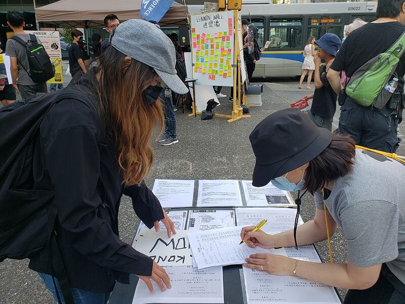 不少民众留下联系方式，表示愿意参与写信给香港狱中手足的活动。(记者柳飞拍摄)