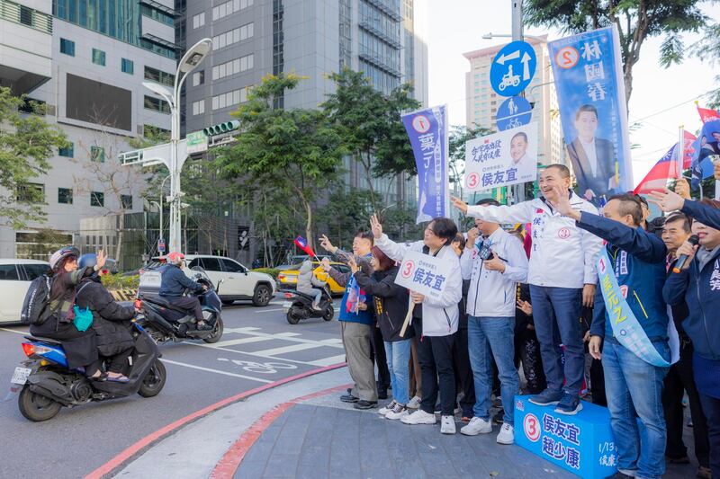 国民党总统候选人侯友宜展开清晨“站路口”战术，向民众争取支持。（侯友宜竞选办公室提供）