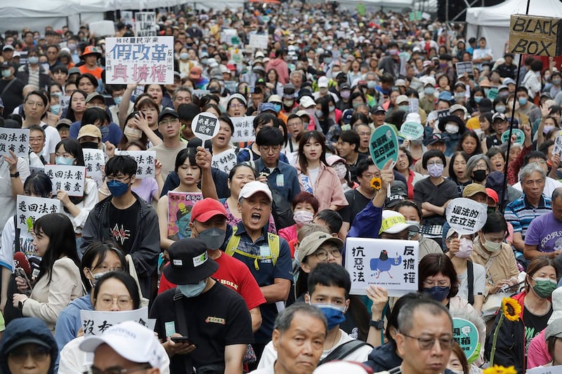 2024年5月28日，台湾民众聚集在台北的立法院外表达自己的政治意愿。（美联社）