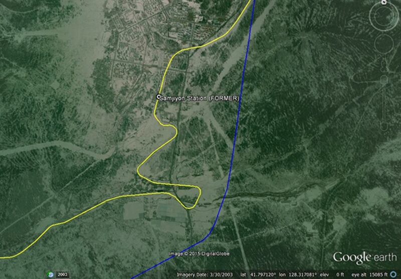 새로 건설하는 철도는 기존의 삼지연역을 지나쳐 곧바로 삼지연대기념비 앞 못가역과 이어지도록 설계되어 있다. 사진-구글어스/ 커티스 멜빈 제공