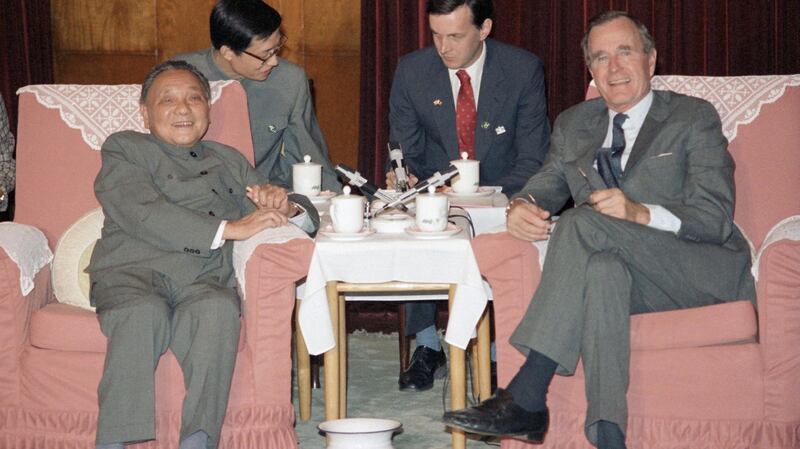 美国老布什总统（右，时任美国副总统）与邓小平于1985年在北京会面。（美联社）