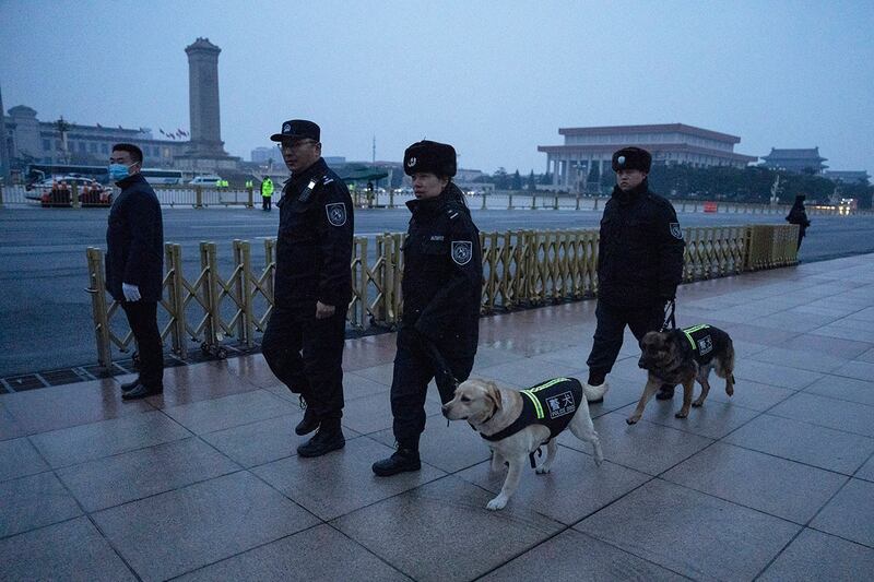 2024年3月5日，中国人大会议在北京开幕，警察携警犬在天安门广场巡逻。（美联社）