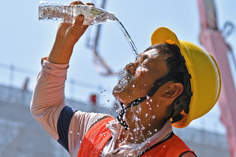 气候健康风险不断升温，2023年中国热浪相关死亡人数高达3.7万人。（法新社）