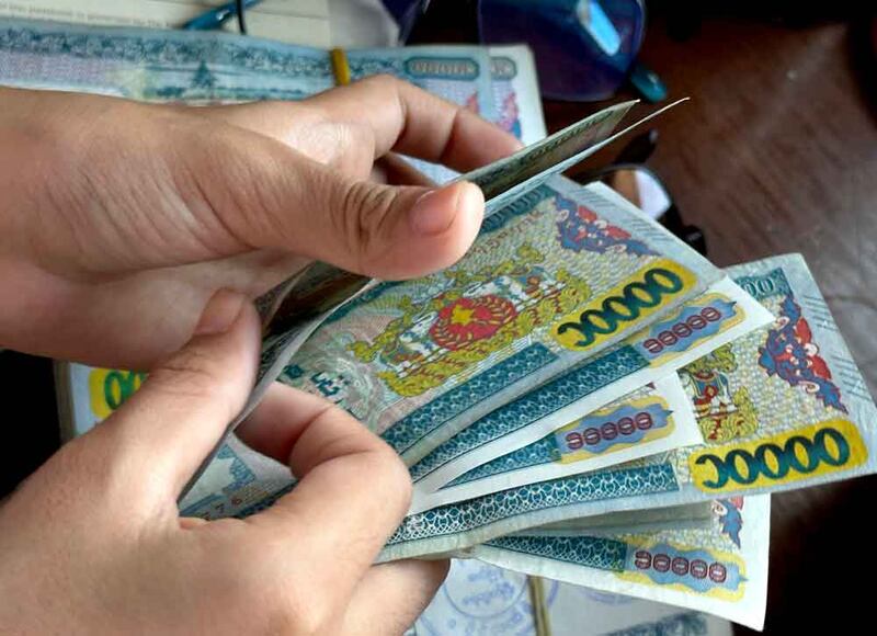 10,000 kyat banknotes currently in use in Myanmar. (RFA)