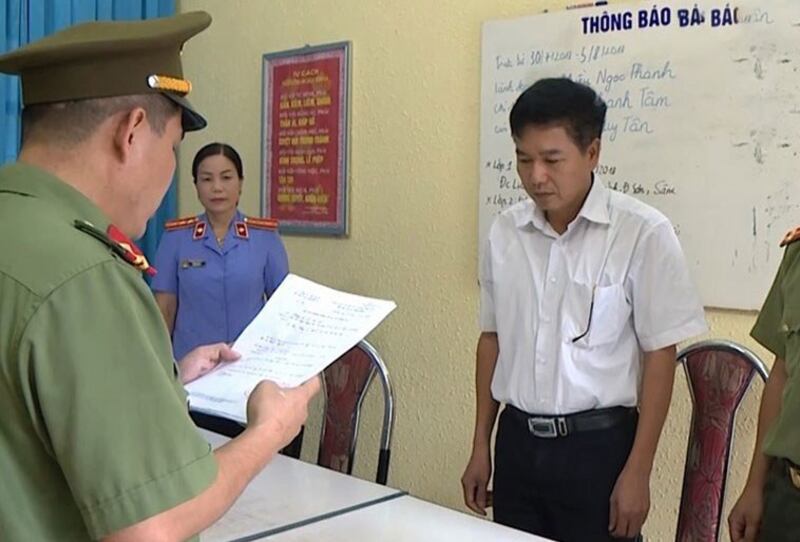 Công an đọc lệnh khởi tố ông Trần Xuân Yến (áo trắng), Phó Giám đốc Sở Giáo Dục và Đào Tạo tỉnh Sơn La.