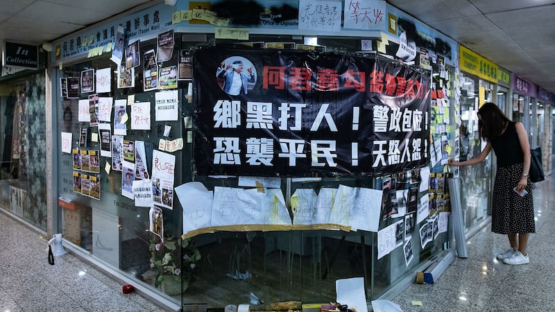 香港元朗7月21日发生大批白衣人殴打市民的暴力事件后，事前曾与白衣人握手并称对方为“英雄”的立法会议员何君尧成为众矢之的.图为2019年7月22日,香港建制派议员何君尧办公服务处狼藉被砸。（法新社）