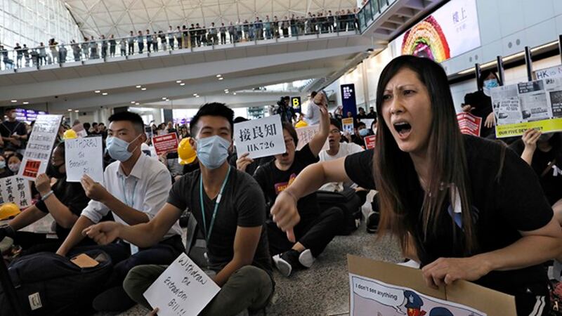 2019年7月26日，民众在香港机场抗议。（美联社）