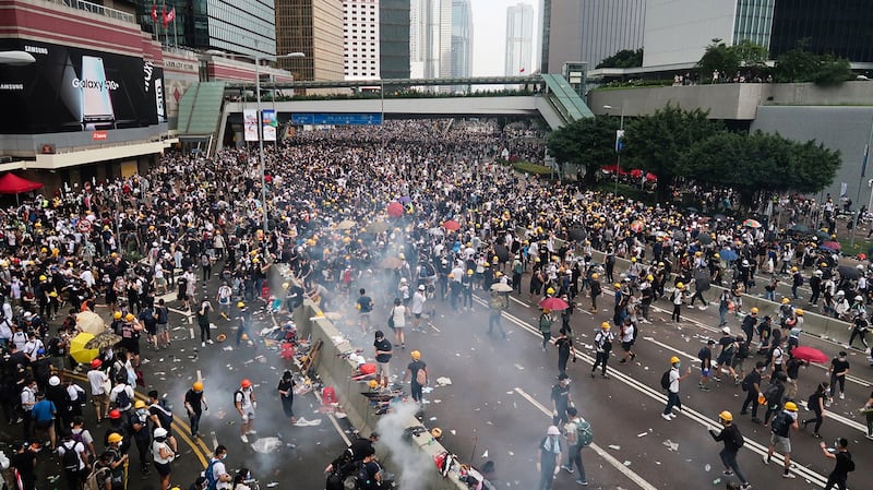 2019年6月12日，香港立法会外，催泪弹的烟雾弥漫。（维基百科）