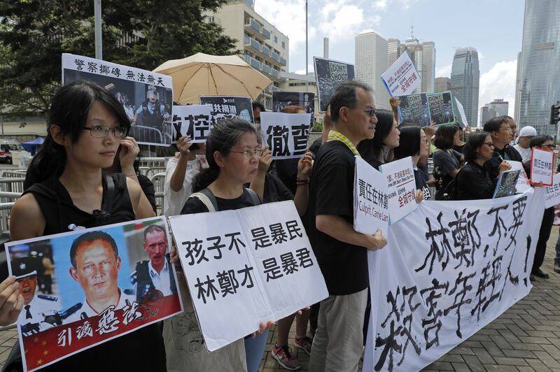 2019年6月20日，香港示威学生的父母们和宗教的各种活动团体在在警察总部外抗议，示威者举着“林郑不要杀害年轻人！”等标语。（美联社）