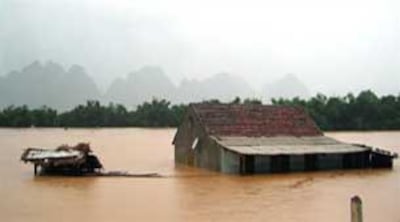 Mưa lũ ngập nhà ở Quảng Bình hôm 04 tháng 10 năm 2010. AFP Photo.