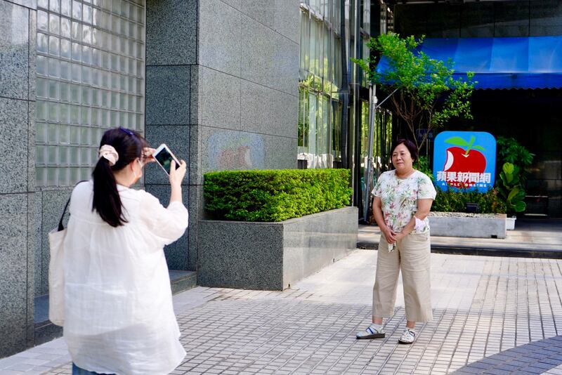 本台记者在《台苹》营运最后一天到其办公大楼外，随着《台苹》熄灯，其招牌可能会被拆走，现场有不少《台苹》员工与其合照。（淳音摄）