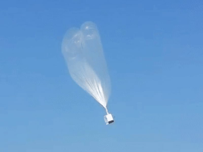 Una fotografía, publicada por la Agencia Central de Noticias de Corea, de un globo que supuestamente fue lanzado desde Corea del Sur vuela sobre Corea del Norte, el 16 de noviembre de 2024.