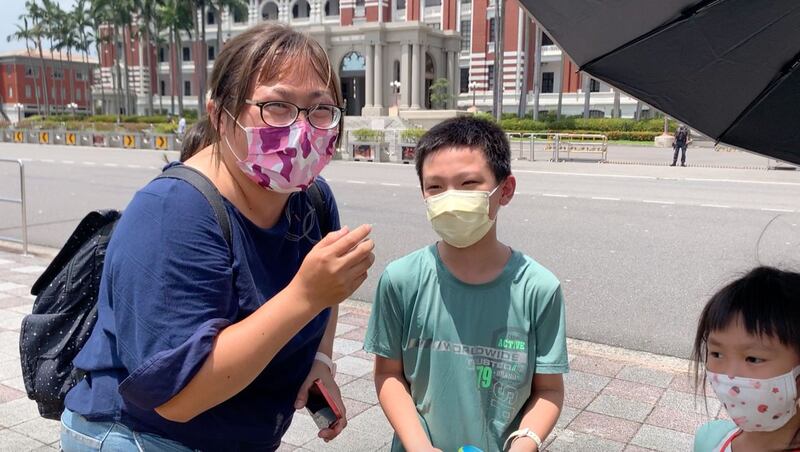 住在台北市的吴女士3日带着孩子到总统府外拍照，想看是否能看到美国众议院议长佩洛西。（记者夏小华摄）