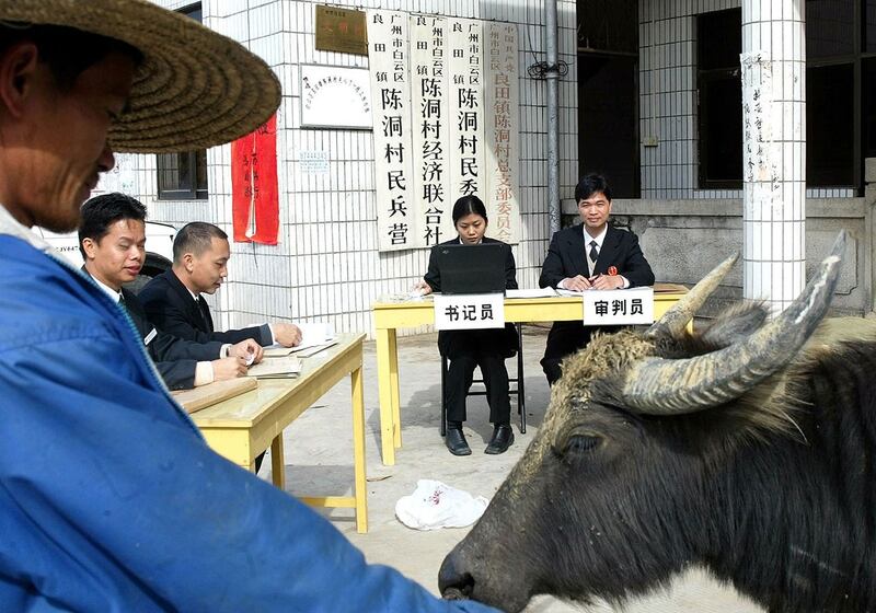 广州一场因财务纠纷引发的农民庭审公开举行。（路透社）