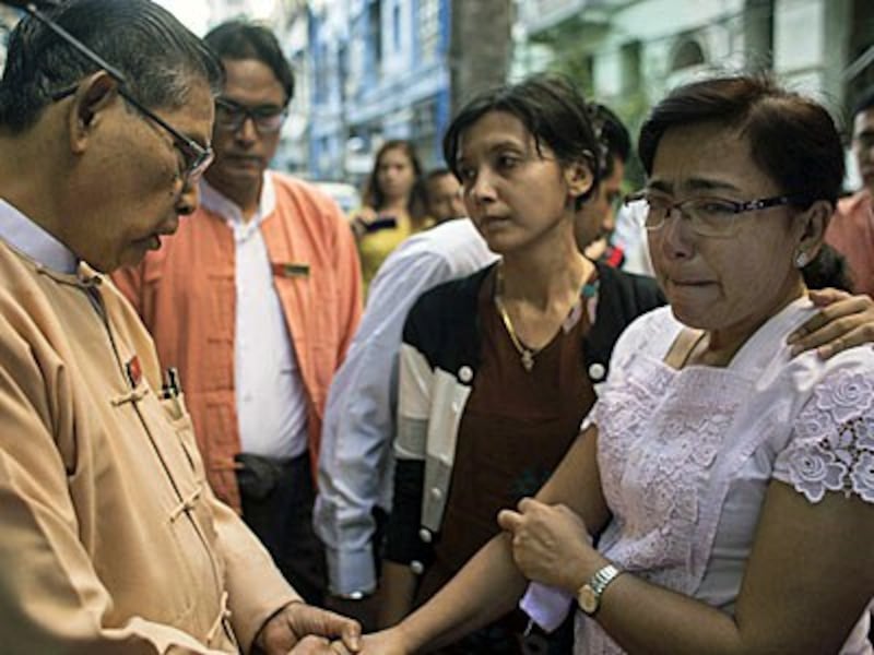 Tin Oo (L), veteran patron of the ruling National League for Democracy (NLD) party, comforts Tin Tin Aye (R), wife of prominent Muslim lawyer Ko Ni who was shot dead the day before, and his daughter (C) outside the family's home in Yangon, Jan. 30, 2017. 