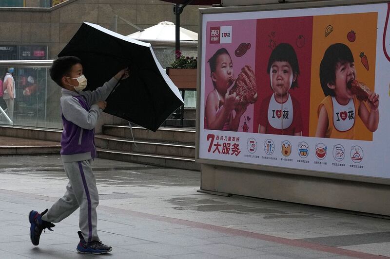 有学者认为，成立“优化生育政策联席会议”是因为当局意识到从全面落实生育二孩到三孩政策，不但未扭转人口下降的趋势，而且情况越来越糟。（美联社资料图片）