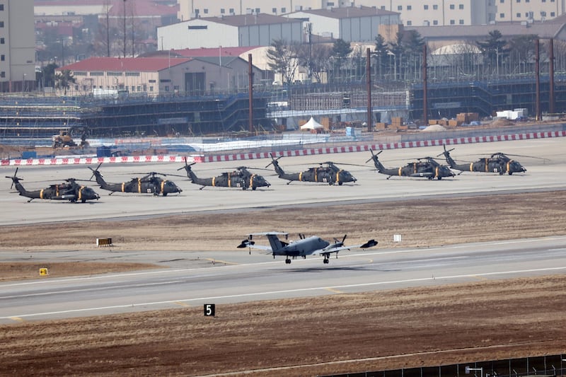 오는 20일까지 진행되는 정례적 한미연합훈련 '자유의 방패'(FS:Freedom Shield) 첫 날인 10일 경기도 평택시 캠프 험프리스에서 RC-12X 가드레일 정찰기가 이륙하고 있다.