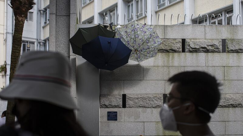 图说：香港反送中运动期间，常可见到示威者遮蔽街头监视器。（摄影／陈朗熹）