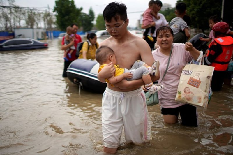 在洪水中跋涉的市民（路透社）