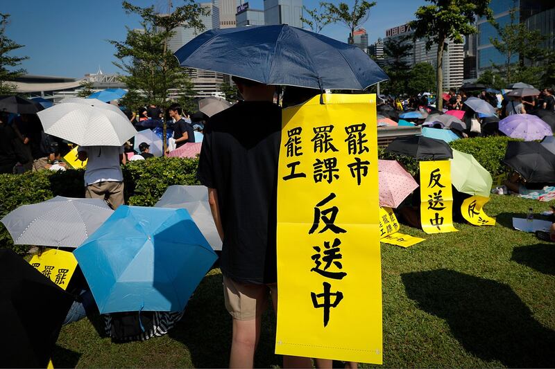 香港有网民发起罢工、罢市、罢课，要求政府回应成立独立调查委员会等五大诉求。（美联社）