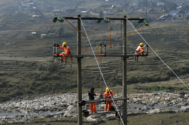 Hình minh họa. Công nhân điệp đang lắp cáp ở Sapa hôm 8/12/2013