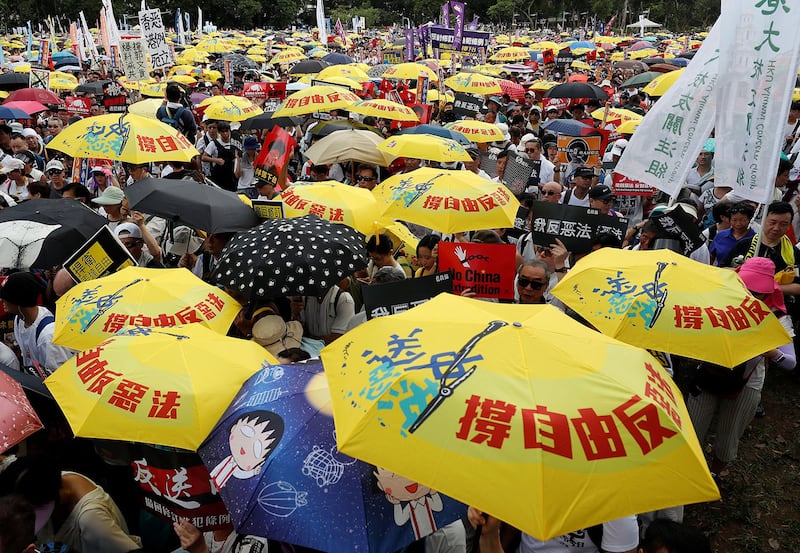 2019年6月9日，香港民间人权阵线举行反对修订《逃犯条例》的大游行，示威群众要求当局废除拟议中的把犯人引渡到中国的法案。示威者手持黄色遮阳伞，这是占领中环运动的象征。（路透社） 