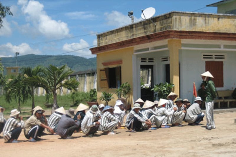 gia trung prisoners.gif