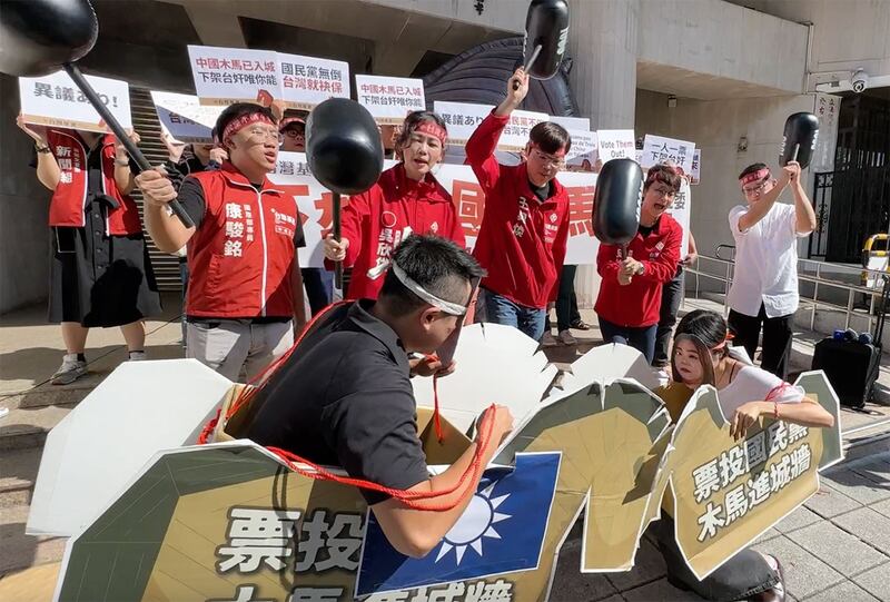 台湾基进党25日召开记者会演出打击“中国间谍木马”行动剧，控诉国民党籍立委马文君及吴斯怀等人为明目张胆通敌的“中国间谍木马”。（记者夏小华摄）