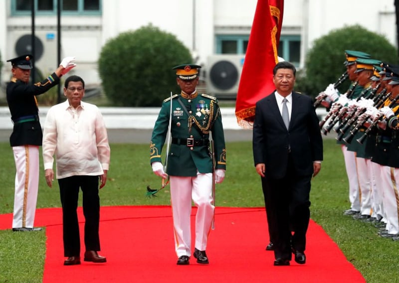 Visiting Chinese President Xi Jinping (right) and Philippine President Rodrigo Duterte review troops during a welcoming ceremony for the Chinese leader at the Malacañang presidential palace in Manila, Nov. 28, 2018. Credit: Reuters