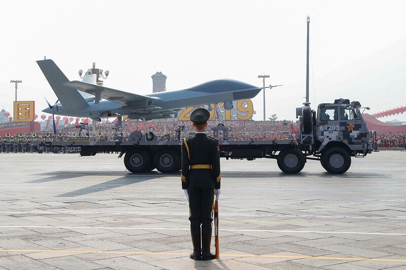 北京2019年阅兵式上载有无人机的军车驶过天安门广场（路透社）