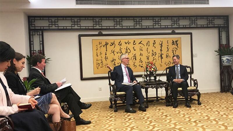 2019年6月10日，美国商人组织“中国美国商会”负责人（左）会见中国政府官员。（中国美国商会）