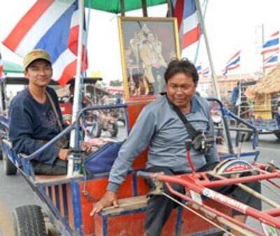 Nông dân Thái đi máy cày từ các tỉnh phía Bắc và miền Trung Thái Lan kéo nhau thành đoàn tiến về Bangkok hôm 20/02/2014. RFA PHOTO.