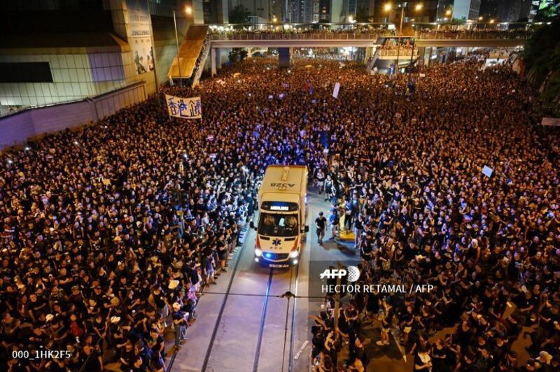 Ảnh minh họa. Hàng ngàn người Hong Kong biểu tình tránh đường cho xe cứu thương. Hình chụp ngày 16/6/19.