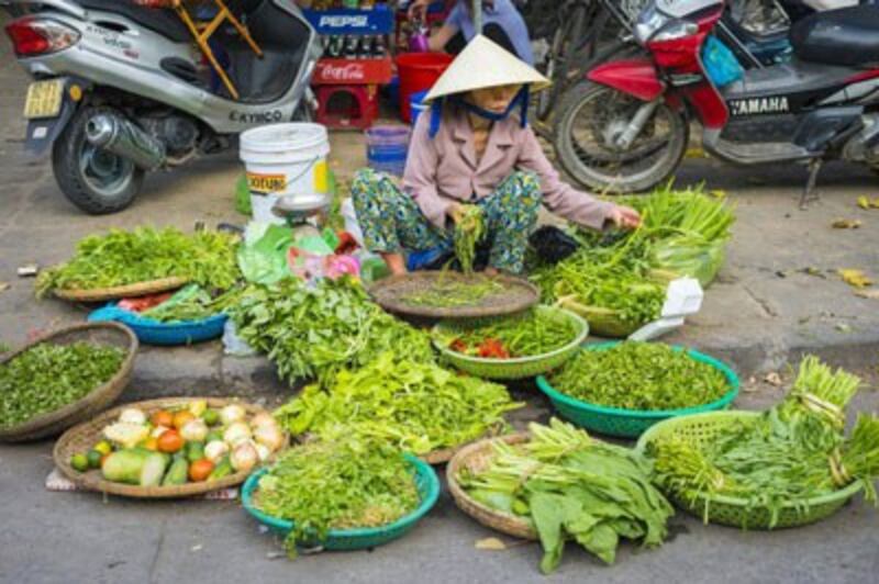 Rau được bày bán ở một chợ nhỏ ở miền Trung. AFP photo 