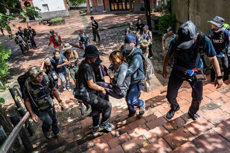 Trainees simulate giving first aid to 'injured' patients as part of Kuma Academy's 2023 civil defense drill 'Operation Magpie' in Taiwan. (Hsiao-wei for RFA Mandarin/The Reporter)